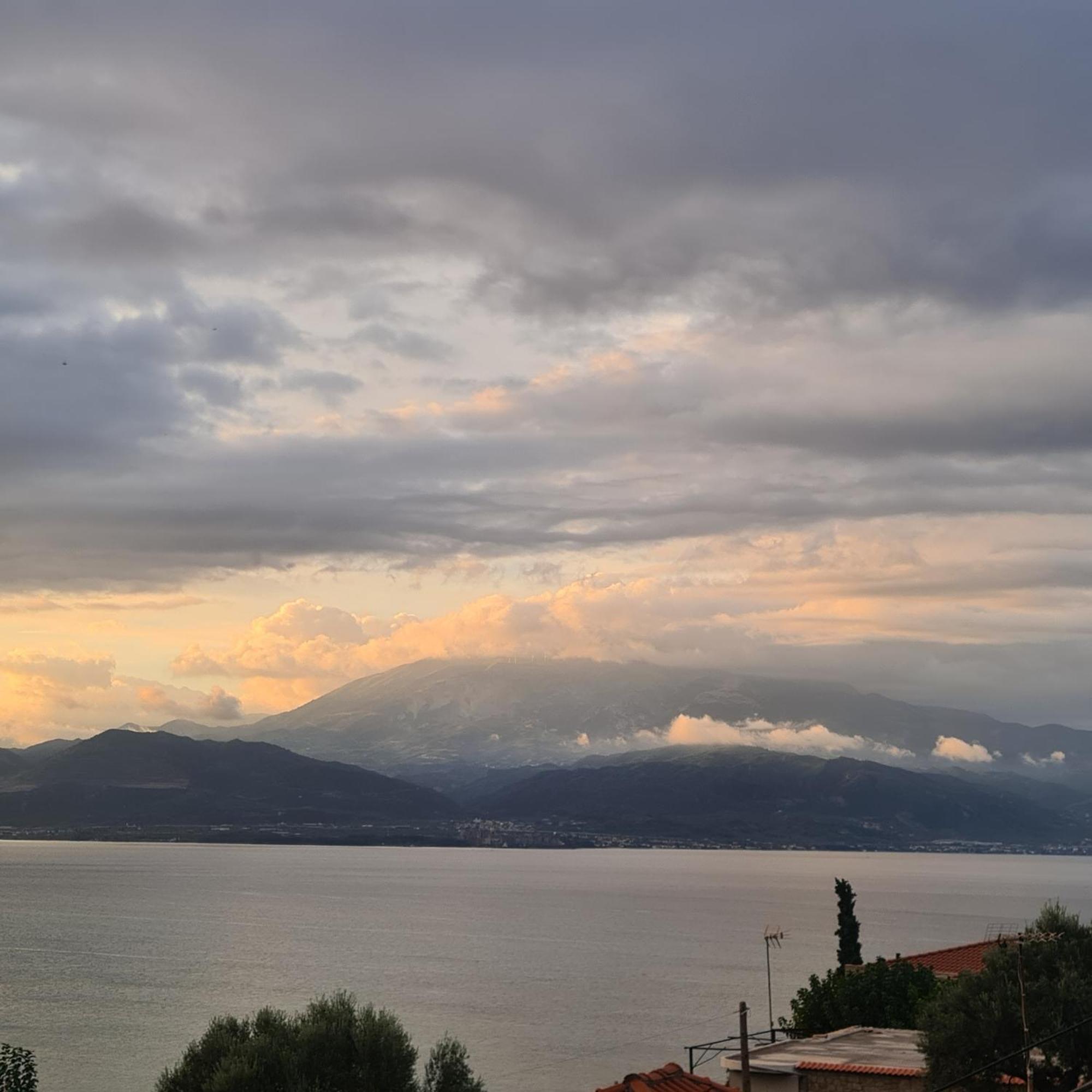 View By The Castle Nafpaktos Villa ภายนอก รูปภาพ